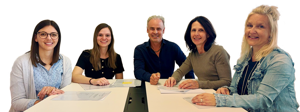 Gruppenfoto an einem Tisch mit den Personen von link nach rechts Gianetta Lechmann, Andrina Bundi (Präsidentin), Marco Bürge, Caroline Peretti-Duff, Corina Pfiffner Gruppenfoto an einem Tisch mit den Personen von link nach rechts Gianetta Lechmann, Andrina Bundi (Präsidentin), Marco Bürge, Caroline Peretti-Duff, Corina Pfiffner